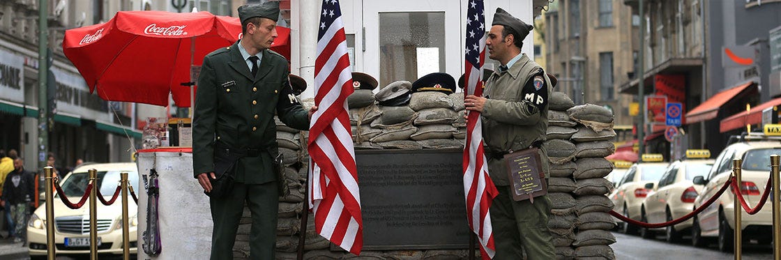 Checkpoint Charlie - El paso fronterizo más famoso de Berlín