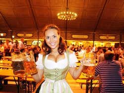Oktoberfest, garçonete com roupa tradicional bávara