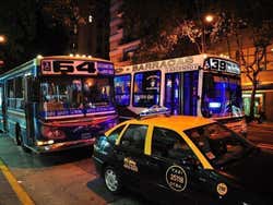 Autobuses recorriendo Buenos Aires
