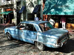 Coche antiguo circulando por San Telmo