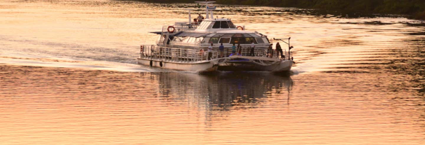 Passeio de catamarã ao entardecer
