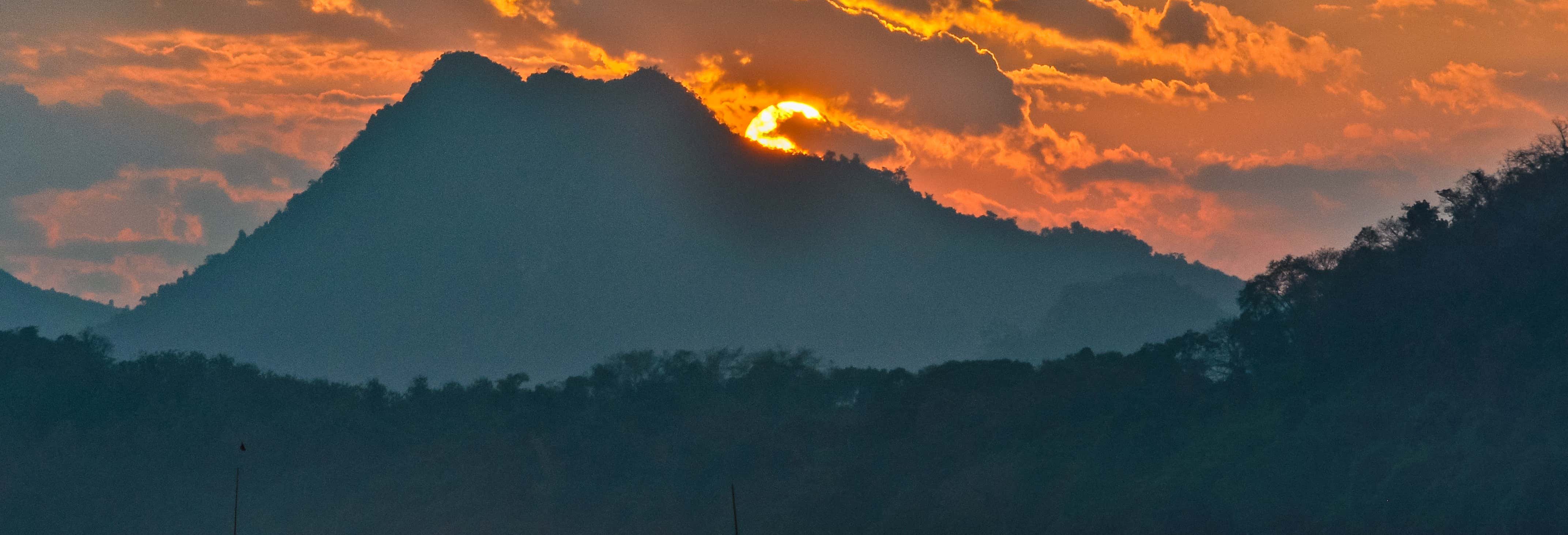 Paseo en barco al atardecer por el río Mekong