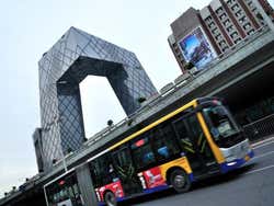 Onibus em Pequim passando pela Sede da Televisao Chinesa