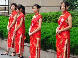 Azafatas junto al Museo de Arte de Shanghái