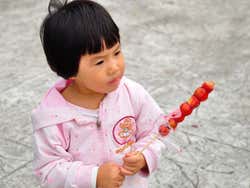 Probando las famosas manzanas de caramelo de Shanghai