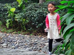 Niña escondiéndose de la cámara