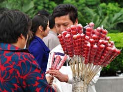 Vendedor ambulante de manzanas de caramelo