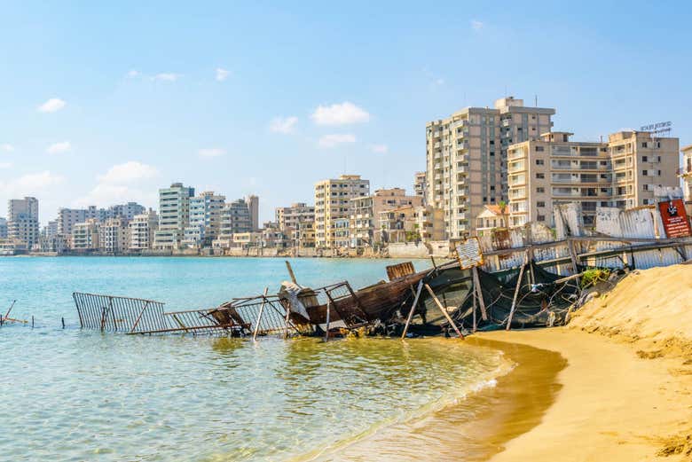 Chipre reabre Varosha al turismo: un pueblo que fue abandonado durante los últimos 50 años y sigue intacto