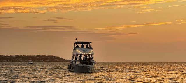 Passeio de barco ao entardecer