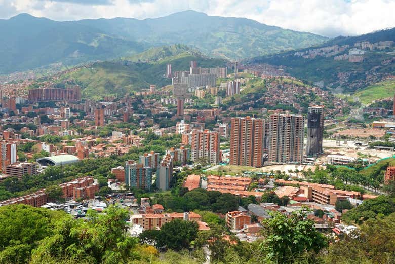 Paseo en helicóptero por Medellín - Reserva en Civitatis.com