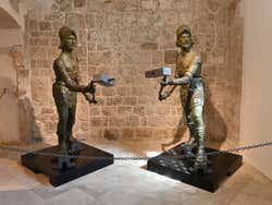 Statues des hommes du clocher