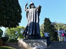 Statue de Grégoire de Nin