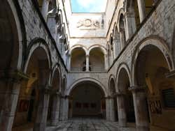Il Palazzo Sponza dall'interno