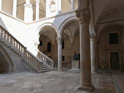 Cour du Palais du Recteur