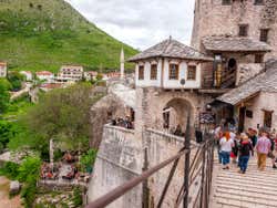 Traversée du pont de Mostar