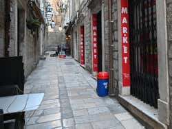 Supermarché dans la ville fortifiée