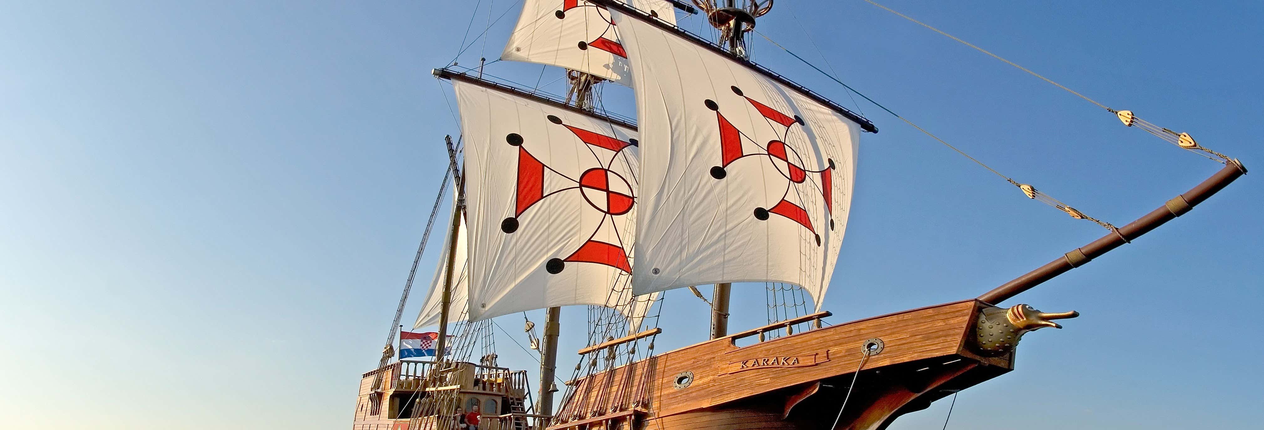 Passeio de barco antigo pelas ilhas Elafitas