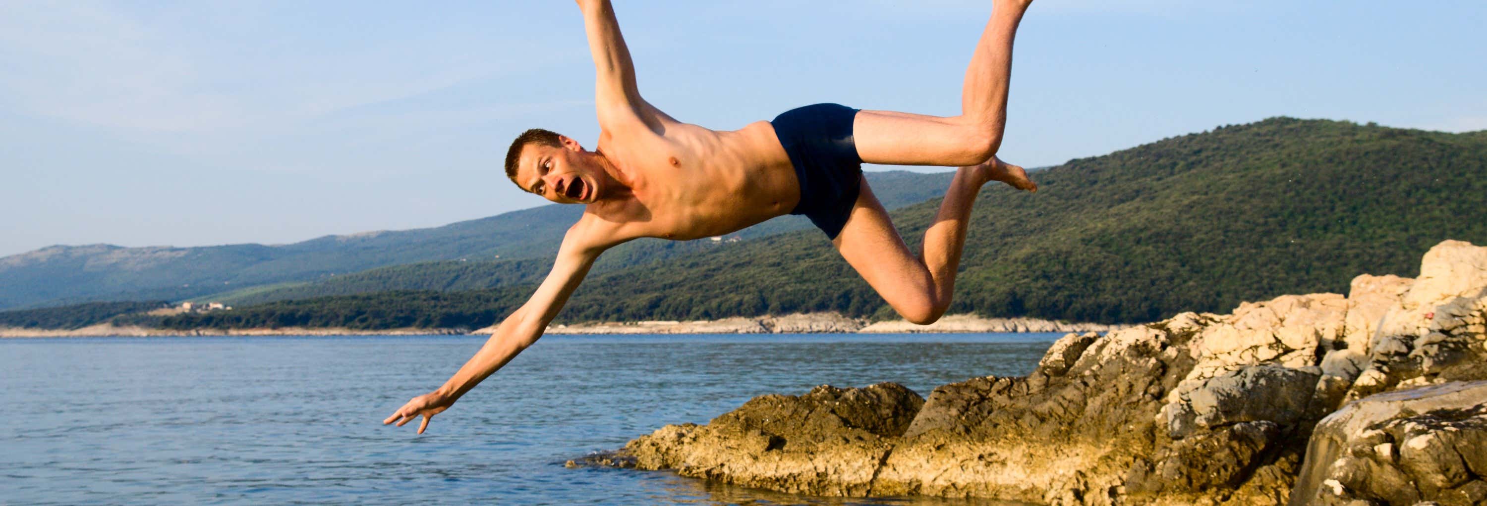 Salto al mar desde acantilados en Split