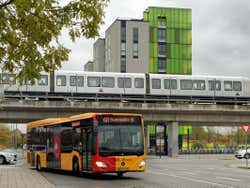 Ônibus circulando por Copenhague
