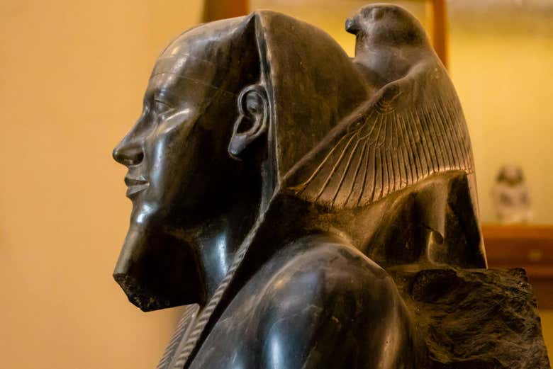 Escultura de Hórus no Museu Egípcio