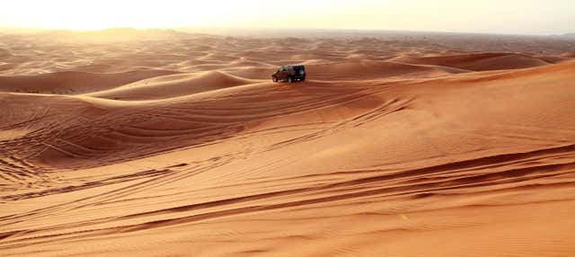 Safári pelo deserto com jantar e espetáculo