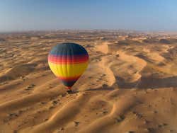 Paseo en globo por el desierto de Dubai