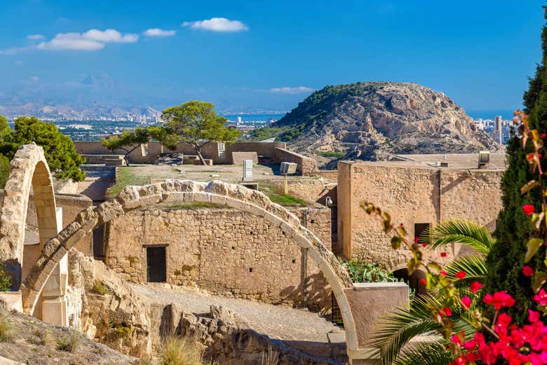 Tour por el Castillo de Santa Bárbara + Comida tradicional, Alicante