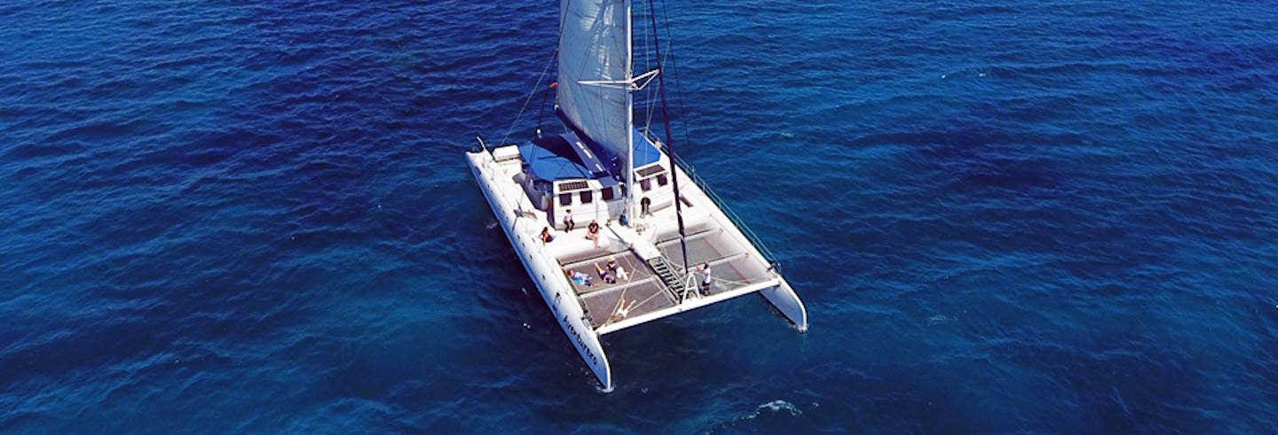 Giro in catamarano lungo la Costa Blanca