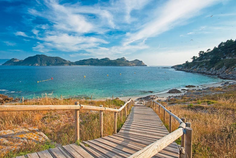 Barco a las islas Cíes desde Baiona - Reserva en Civitatis.com