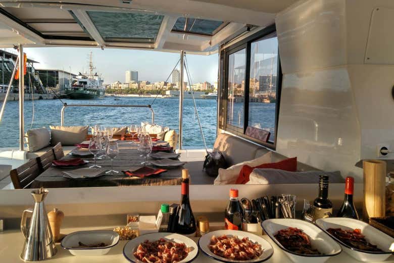 Degustando produtos catalães a bordo do veleiro