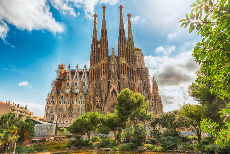 Sagrada Familia / Gaudí's unfinished work has become a symbol of ...