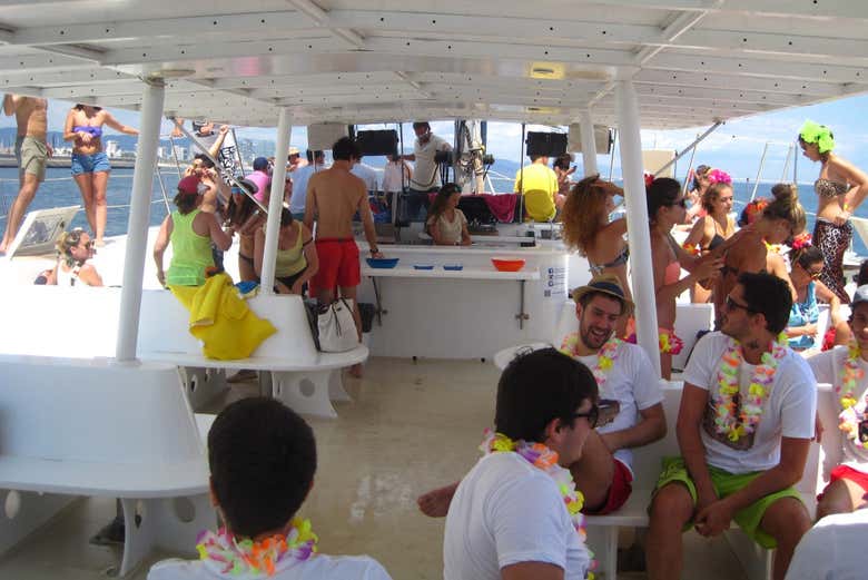 Desfrutando a festa no catamarã