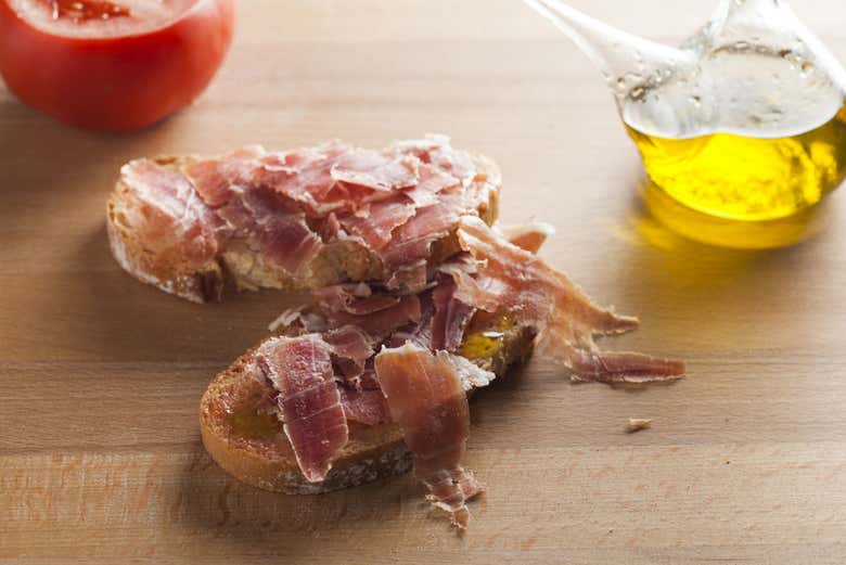 Pan tumaca: pão com tomate e azeite. Acima, acompanhado de jamón