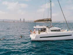 Navegaremos a bordo de um belo veleiro catamarã