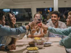 Desfrutando o jantar a bordo do catamarã