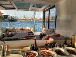 Degustando produtos catalães a bordo do veleiro