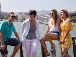 Subindo a bordo da goleta em Port Vell de Barcelona