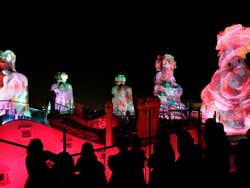 Espetáculo de luzes sobre as chaminés