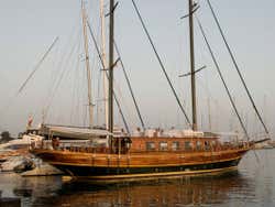 Vista lateral da escuna