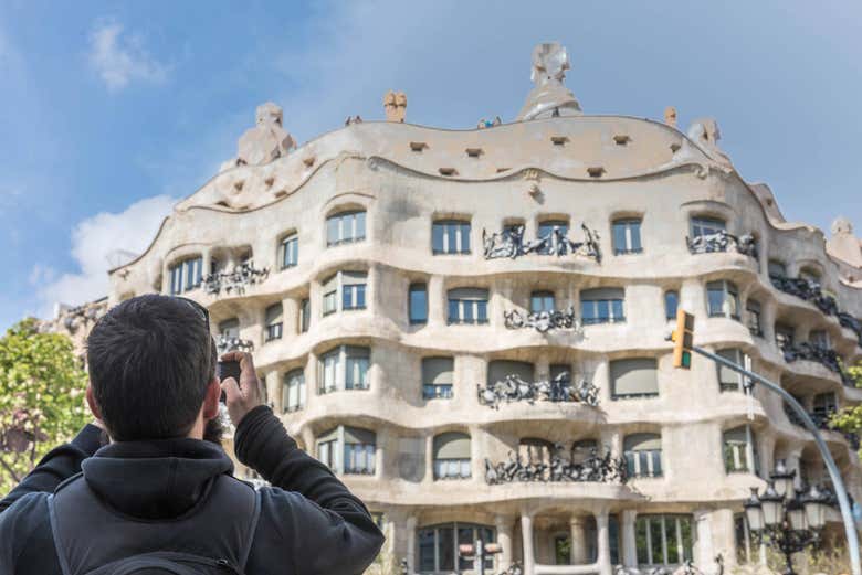 Turista em frente à La Pedrera