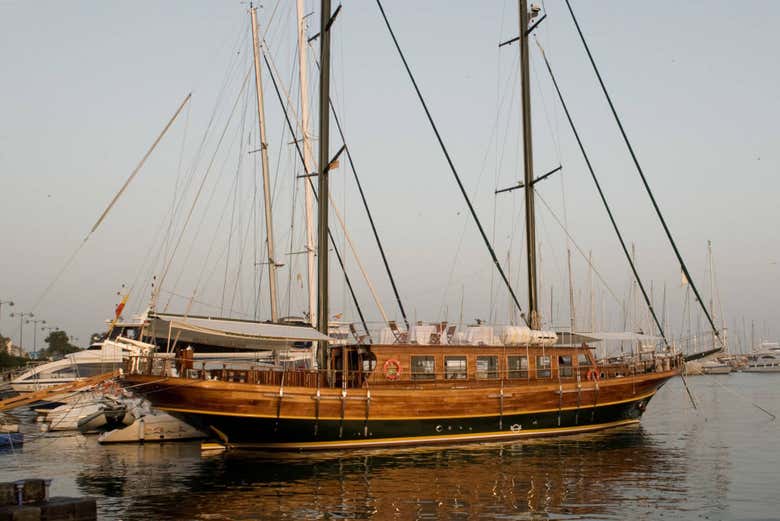 Vista lateral da escuna