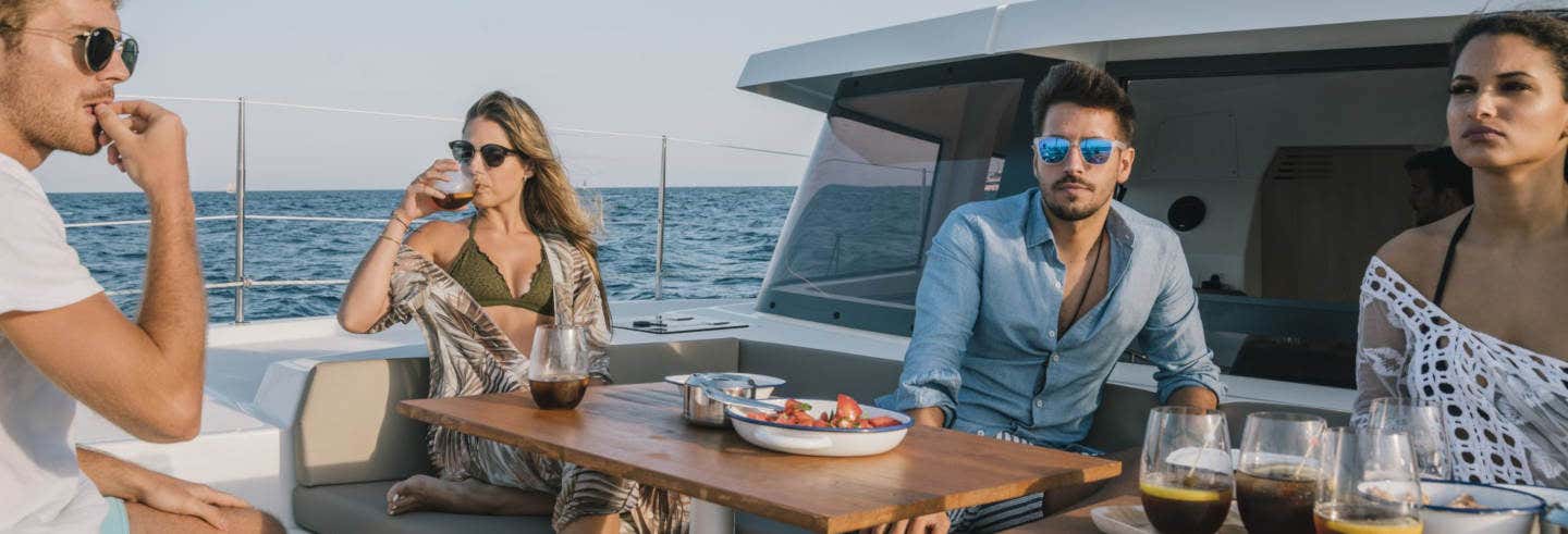 Passeio de catamarã com churrasco