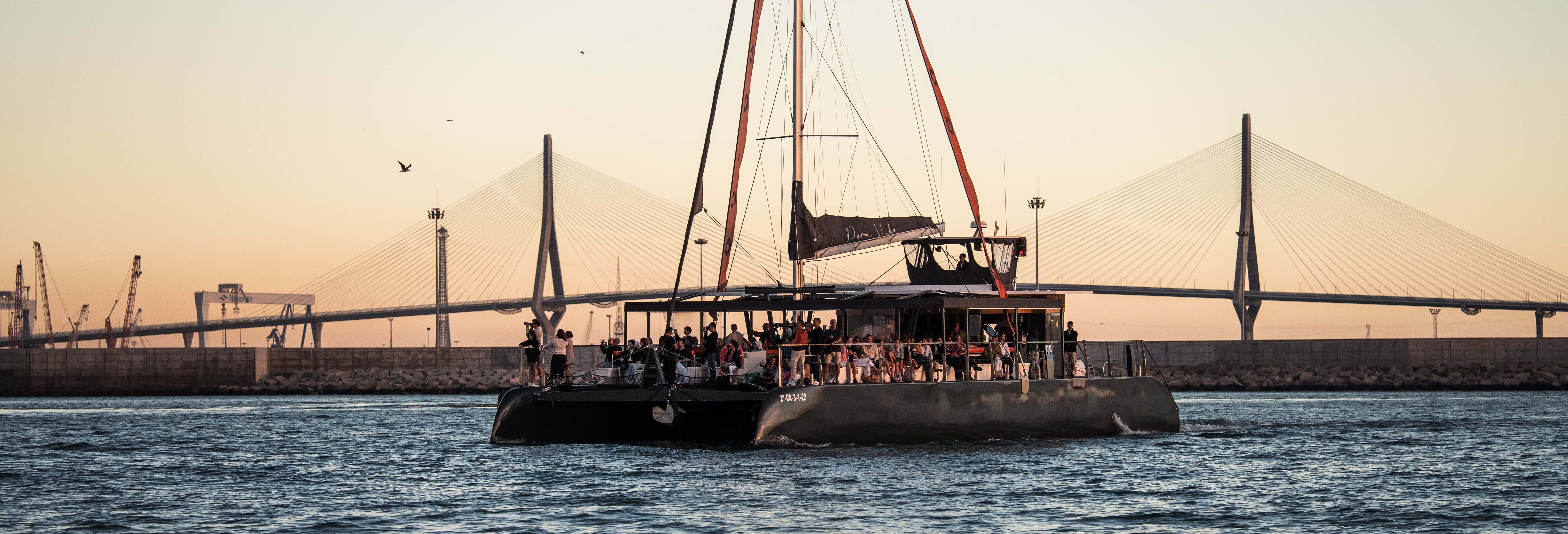 Paseo en catamarán por la bahía de Cádiz al atardecer