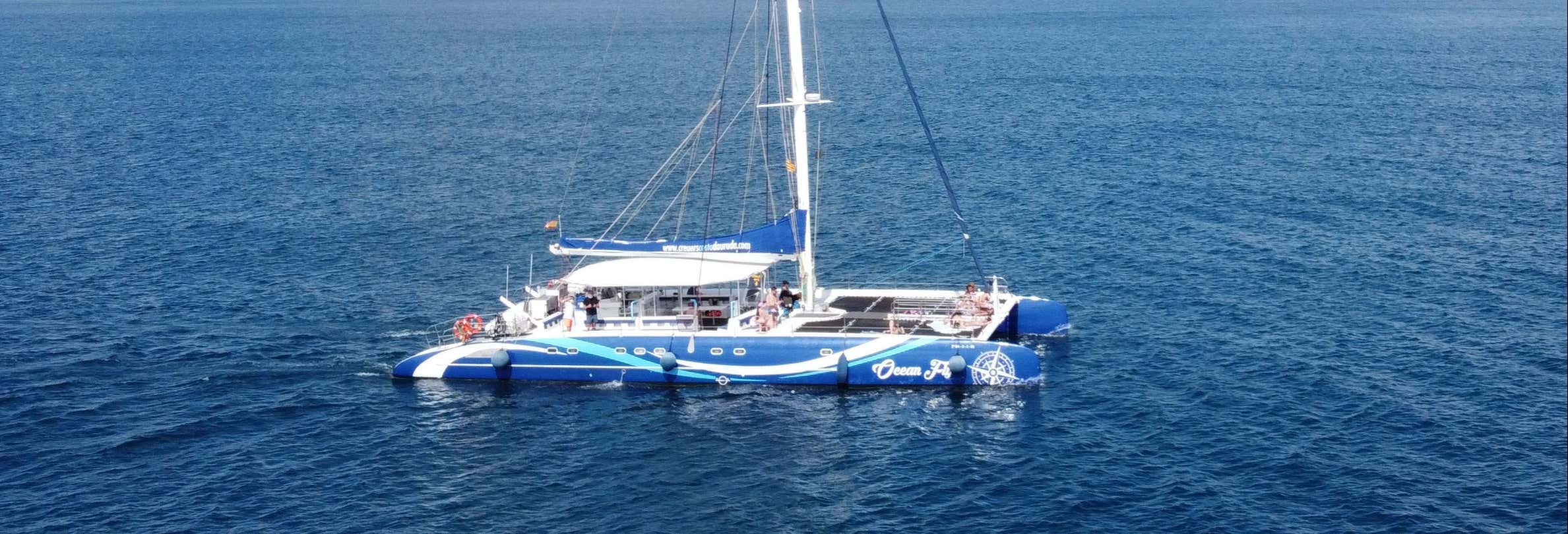 Paseo en catamarán de día completo