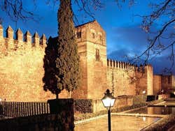 La muralla de Córdoba al anochecer