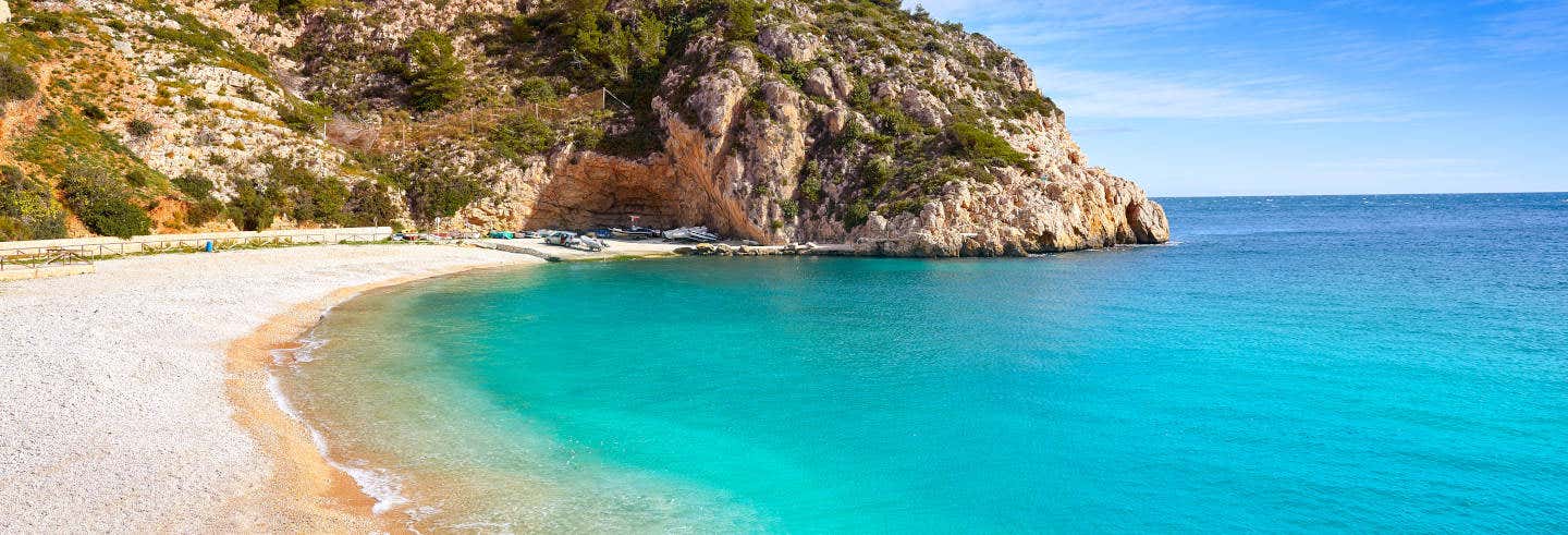 Excursión a cala Granadella en catamarán con comida
