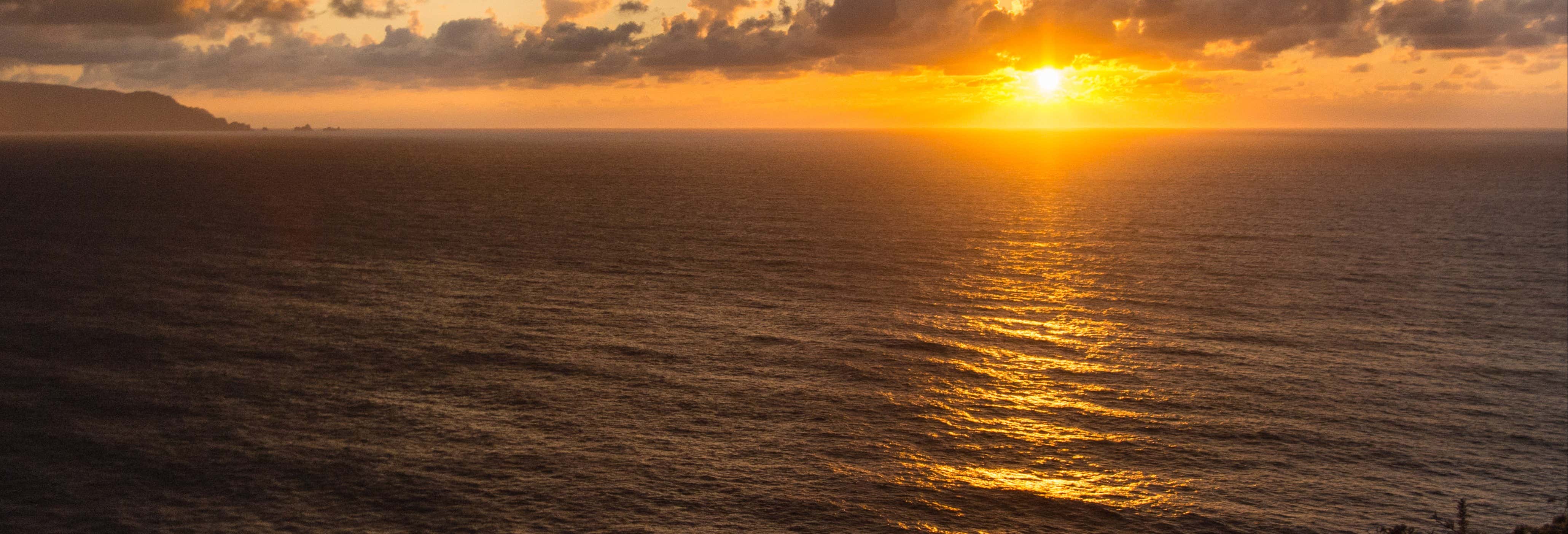 Paseo en barco al atardecer