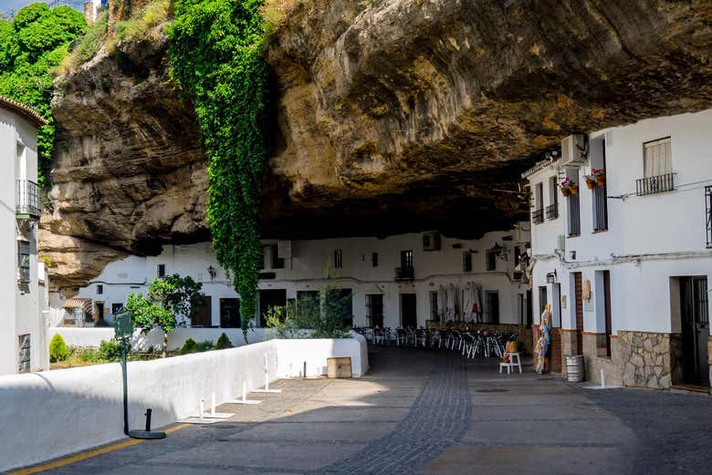 https://cdn.civitatis.com/espana/fuengirola/galeria/rocas-setenil-bodegas.jpg