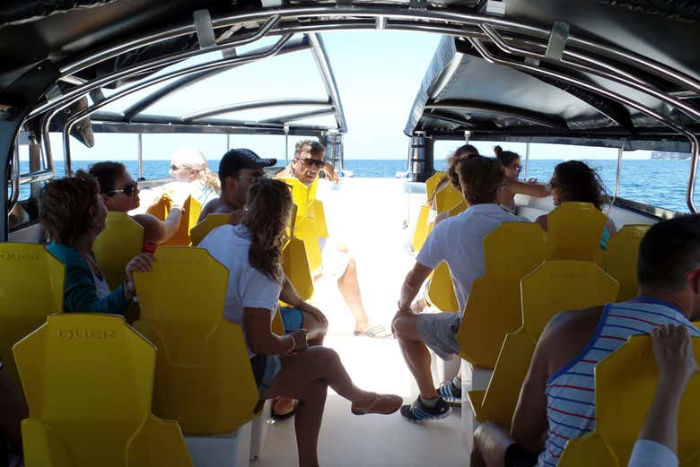 Desfrutando a paisagem de dentro do barco