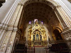 Uma das capelas vista do centro da Catedral